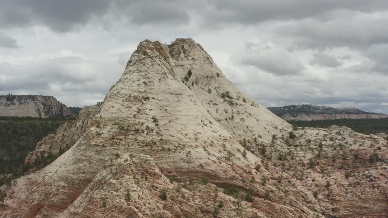 amplio dron panorámico alrededor de la montaña rocosa dentro del parque nacional zion