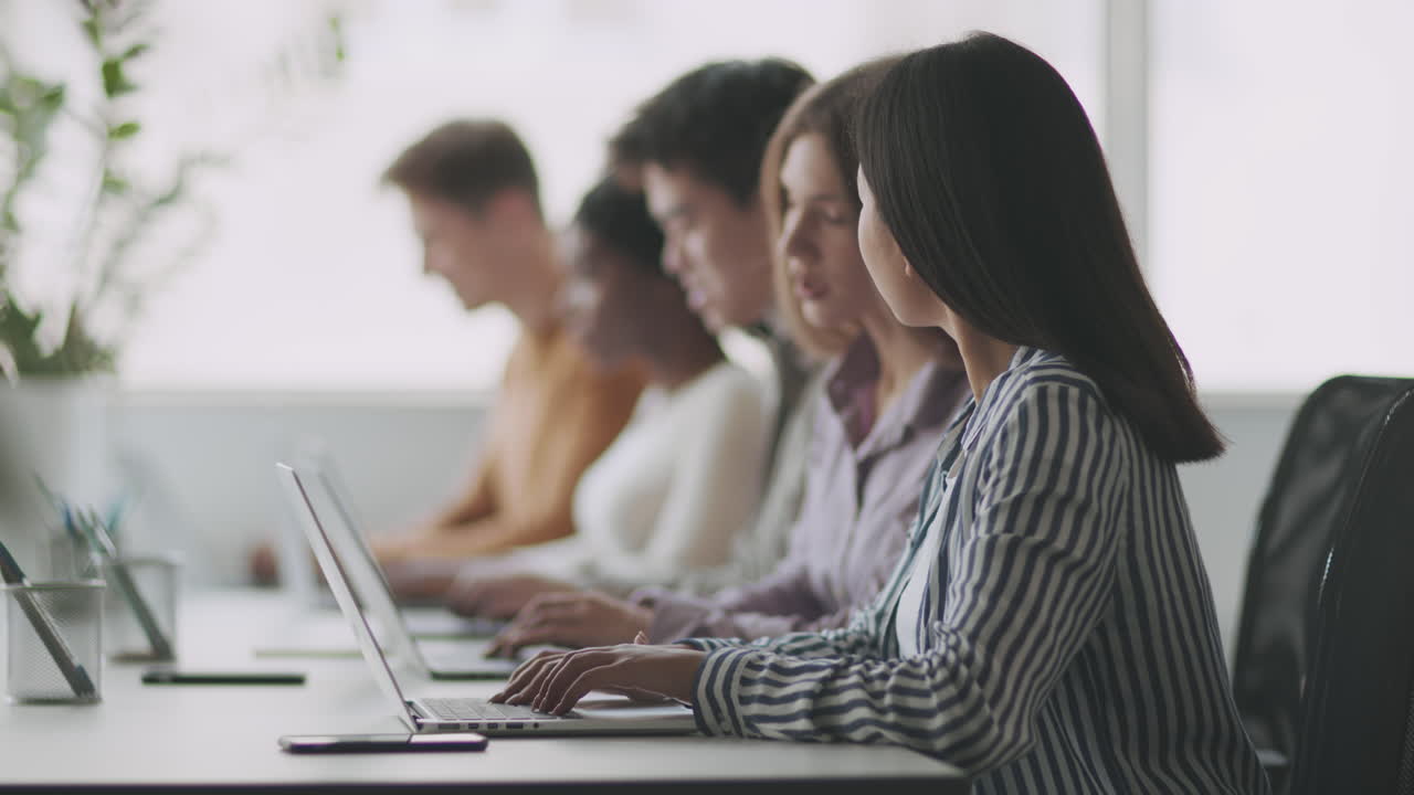 현대 사무실에서의 팀 협업