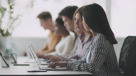 colaboración en equipo en la oficina moderna