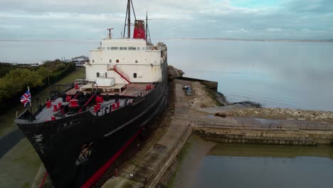 Tilt-Up-Reveal-Der-TSS-Duke-Of-Lancaster,-Auch-Bekannt-Als-Fun-Ship,-Landete-In-Der-Nähe-Von-Moyston-Docks-In-Nordwales