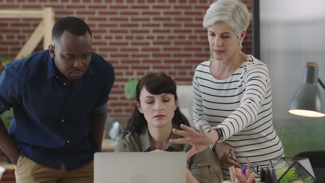 personas de negocios profesionales diversas que intercambian ideas creativas que colaboran juntos utilizando la tecnología informática en el espacio de trabajo de la oficina moderna