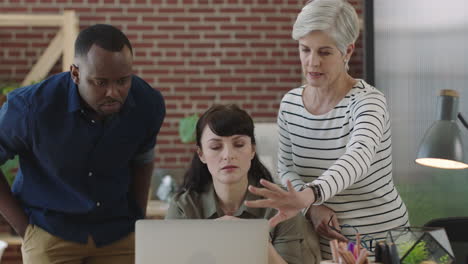 personas de negocios profesionales diversas que intercambian ideas creativas que colaboran juntos utilizando la tecnología informática en el espacio de trabajo de la oficina moderna