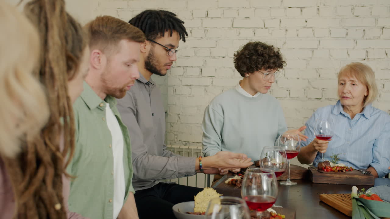 amigos disfrutando de la cena