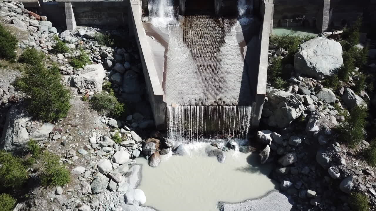 스위스 알프스에 돌이 있는 수력발전 댐, 에너지 산업, 드론 공중 전망