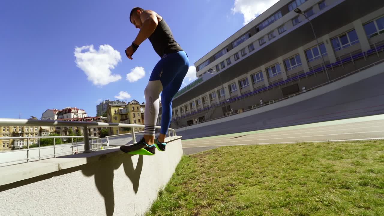hombre haciendo ejercicios en un parque de la ciudad