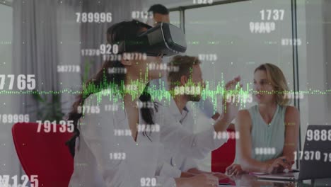 animación de la interfaz con datos y mujer en la oficina con auriculares vr