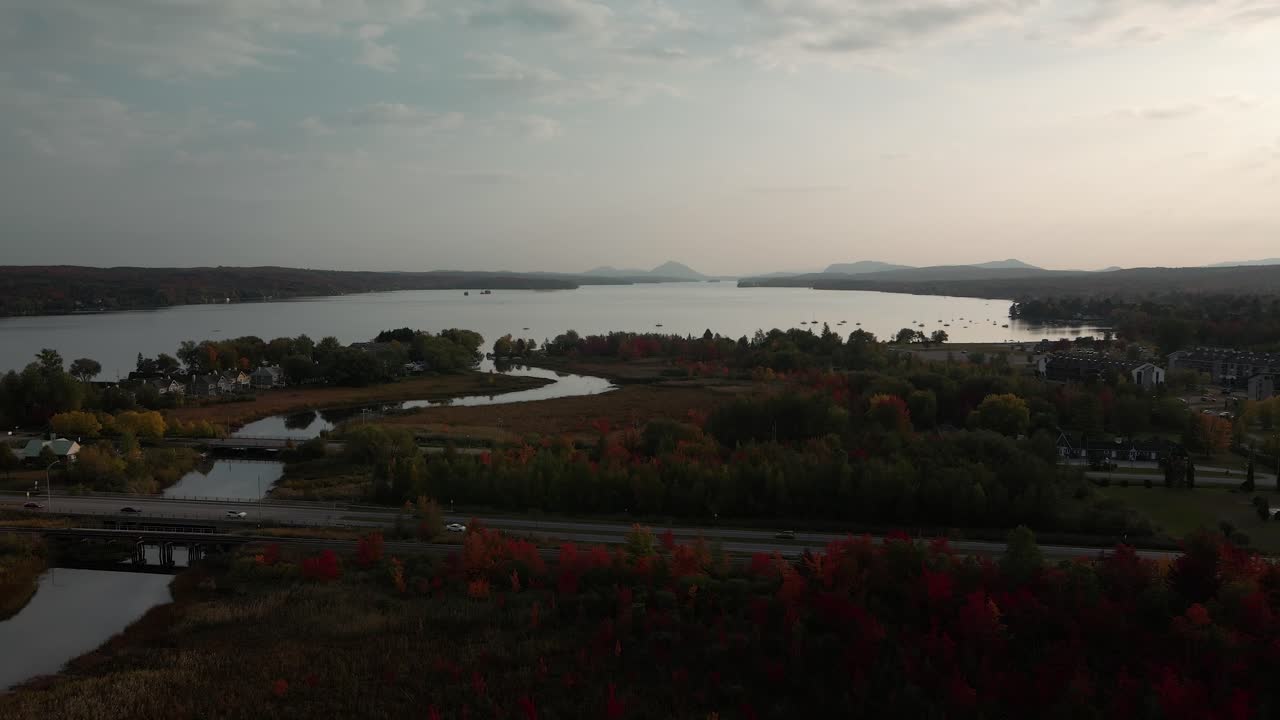 con vistas al lago memphremagog por la carretera cerca de la ciudad en los municipios del este, quebec, canadá durante el otoño