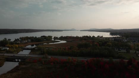 Mit-Blick-Auf-Den-See-Memphremagog-An-Der-Straße-In-Der-Nähe-Der-Stadt-In-Den-östlichen-Townships,-Quebec,-Kanada-Im-Herbst