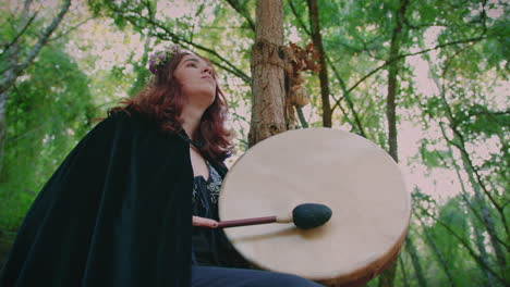 Druidenmädchen-In-Einem-Wald,-Das-Eine-Schamanische-Trommel-Spielt,-Weitwinkelaufnahme-Aus-Niedrigem-Winkel