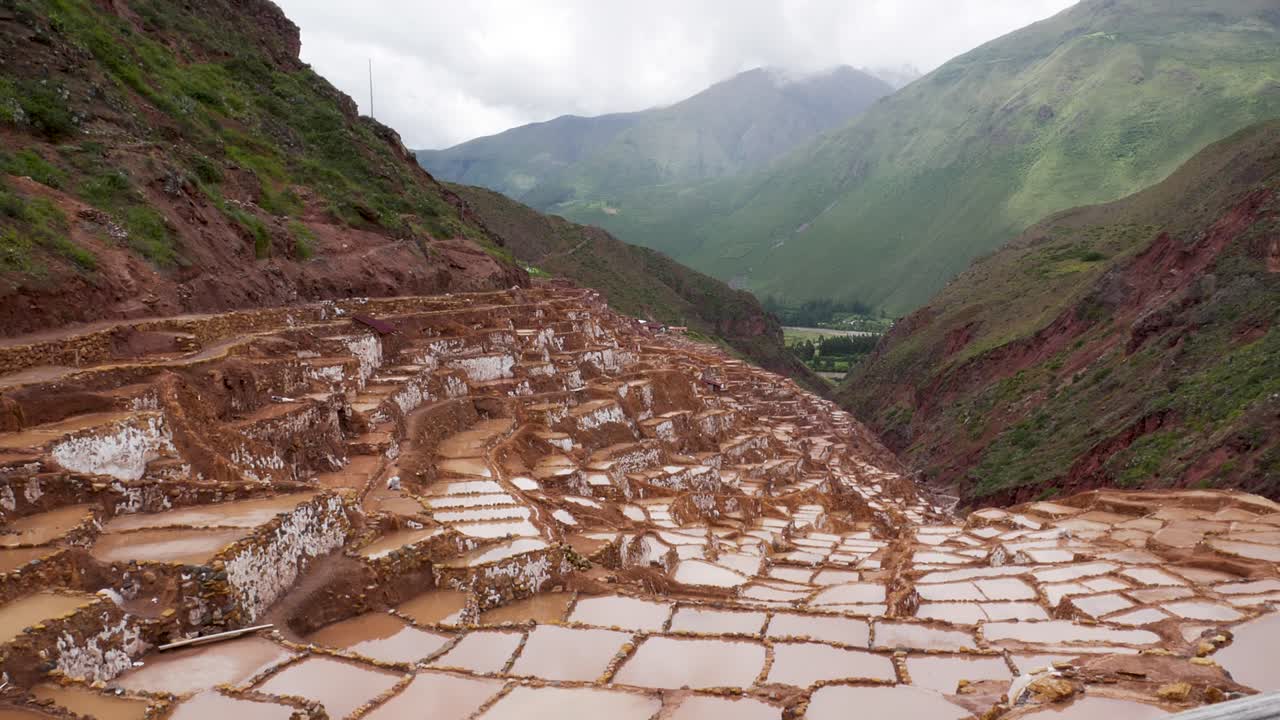 revelando los impresionantes antiguos estanques de sal de maras, perú