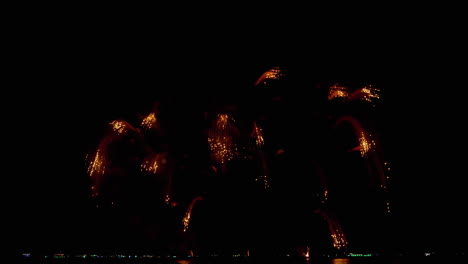 colorida exhibición pirotécnica durante el festival internacional de fuegos artificiales de pattaya 2023, en la provincia de chonburi en tailandia