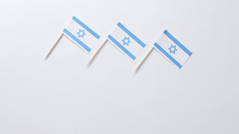acercamiento de tres banderas de israel sobre fondo blanco con espacio de copia