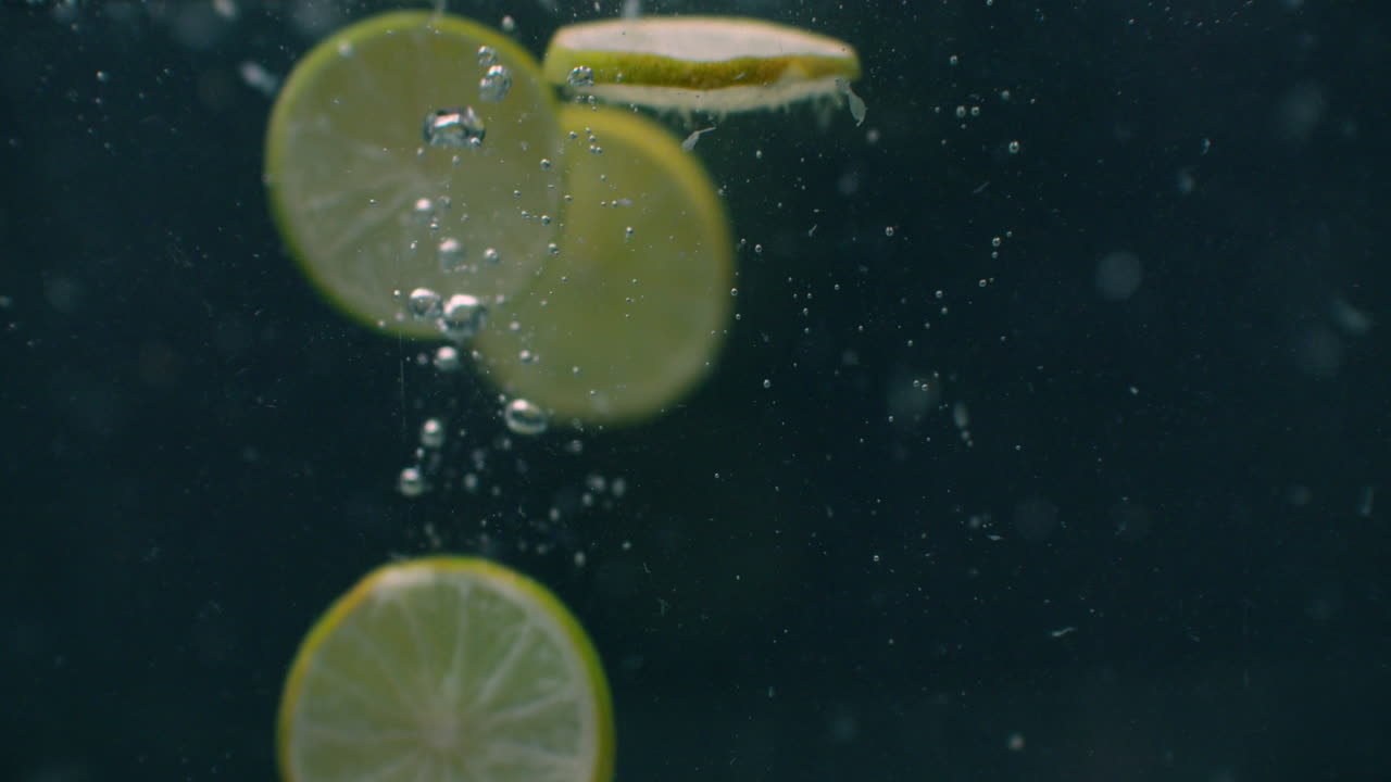 bajo el agua con burbujas de aire y en cámara lenta. fresco y jugoso vegetariano saludable.