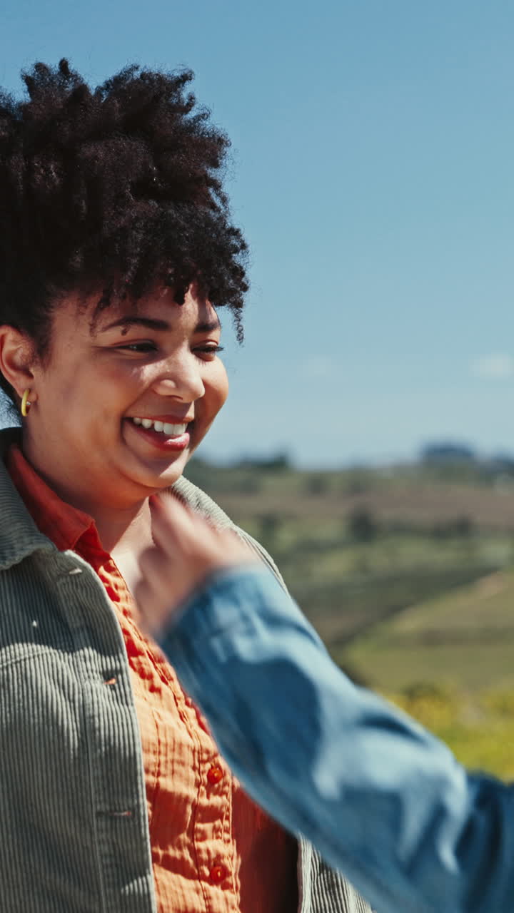 abrazo, amigas y primer plano con sonrisa al aire libre