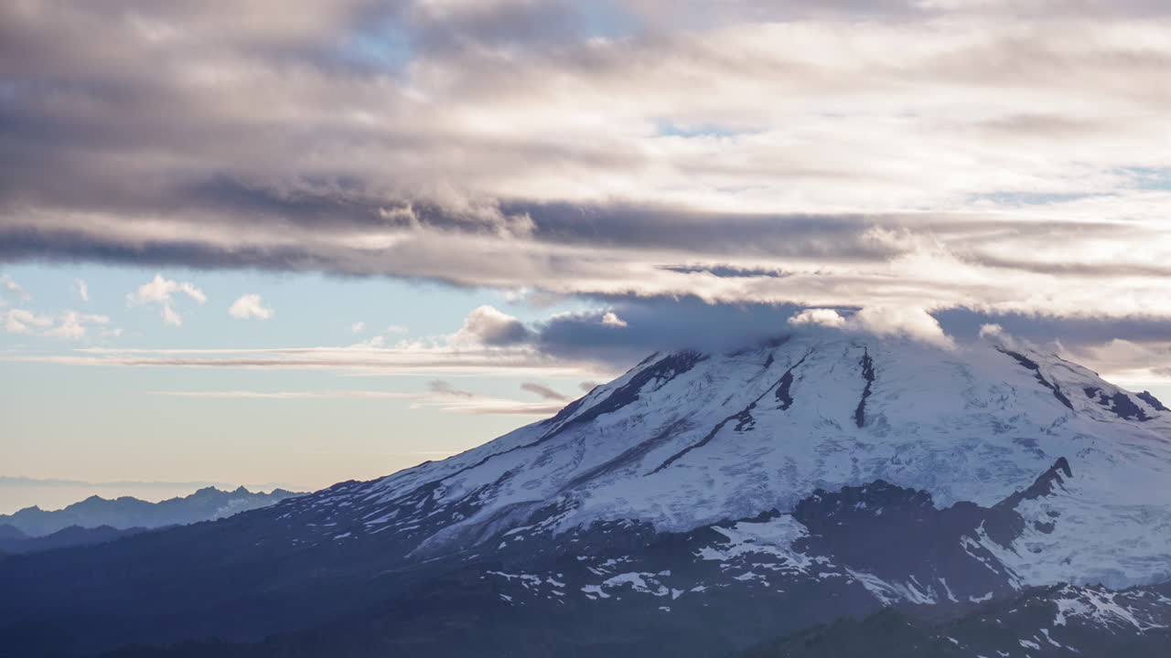 nubes de lapso de tiempo moviéndose sobre una montaña - mount baker washington