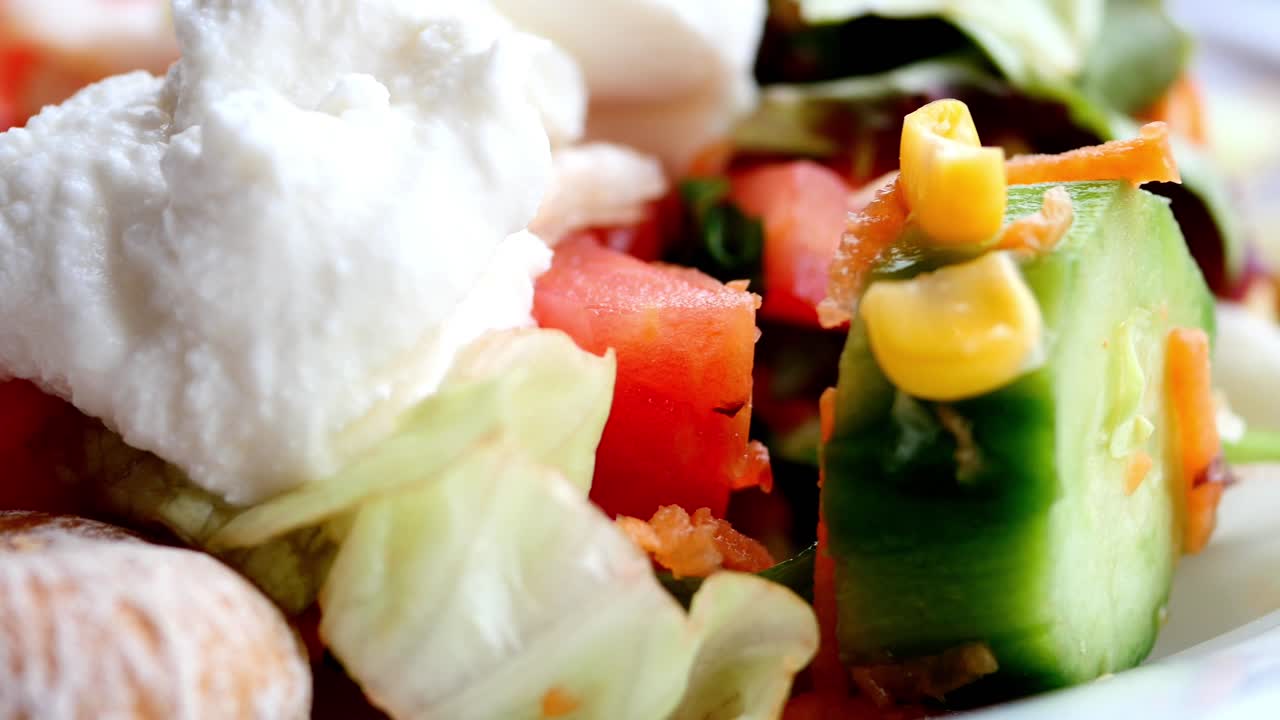 요거트 드레싱이 있는 신선한 러드