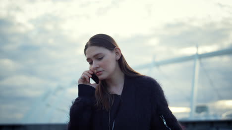 Mujer-Hablando-Por-Teléfono-Inteligente-En-La-Calle-Urbana.-Chica-Seria-Usando-Teléfono-Móvil