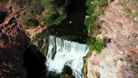 Vista-Aérea,-Cascada-En-La-Ruta-De-Senderismo-De-Los-Manantiales-Fósiles-En-Un-Día-Soleado,-Arizona,-Ee.uu.