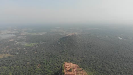 Un-Dron-Inclinado-Disparó-La-Increíble-Roca-Del-León-En-Sigiriya,-Sri-Lanka