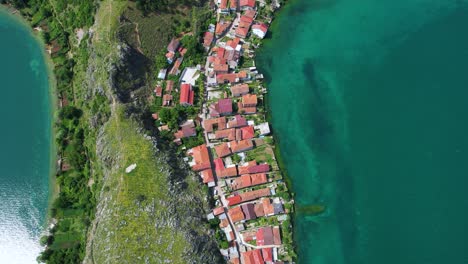 Hermosas-Costas-Lacustres-Que-Rodean-La-Península-Rocosa-De-Lin-Con-Casas-De-Techo-Rojo:-Un-Destino-Maravilloso-Para-Unas-Vacaciones-Tranquilas,-Vista-Aérea