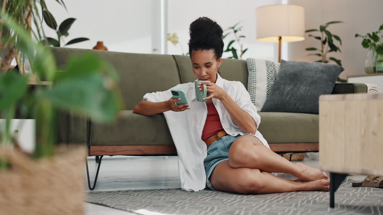 Donna che si rilassa sul pavimento con caffè e telefono