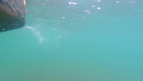 barco de madera tradicional que corre en el río agua clara vista submarina
