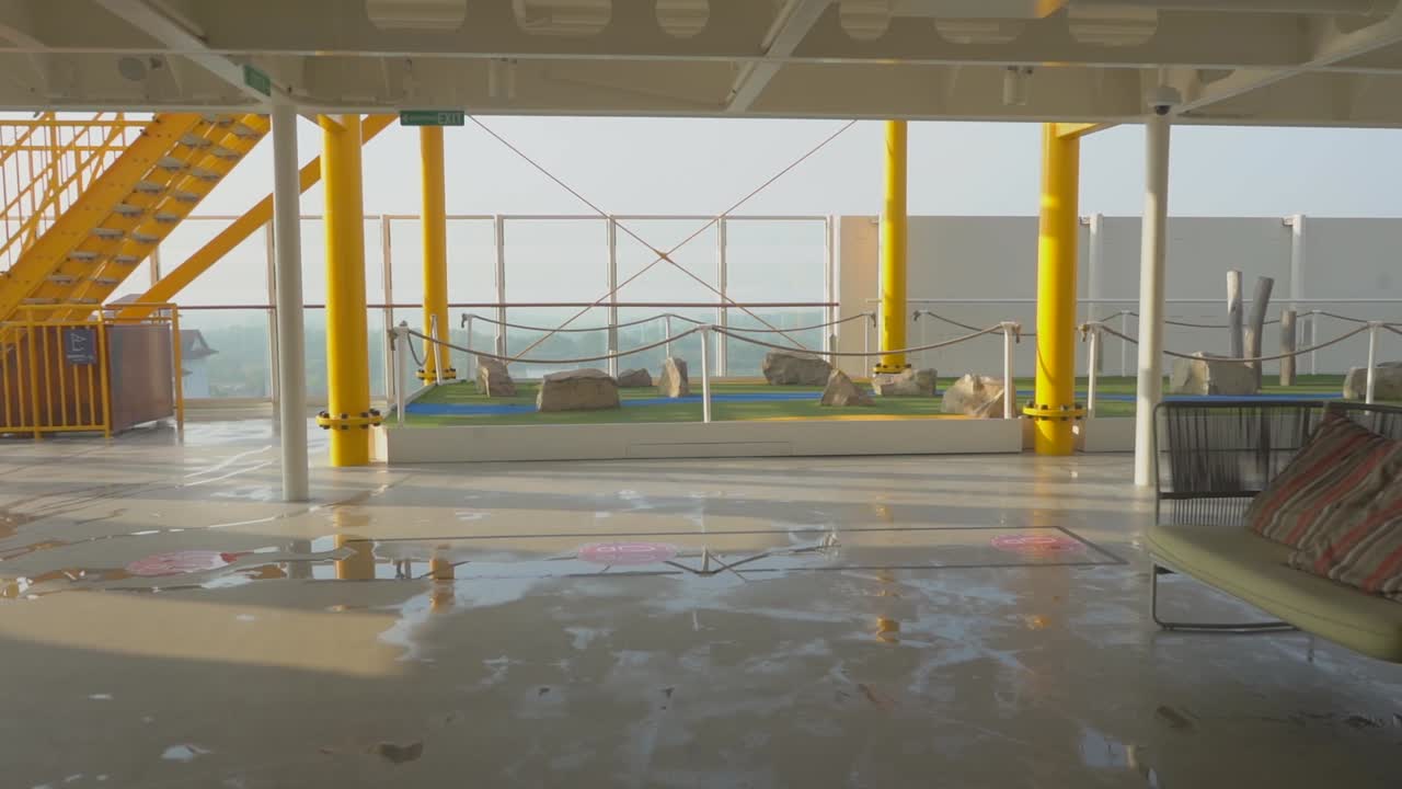 zona de juegos en crucero barras amarillas vacías abiertas en el mar