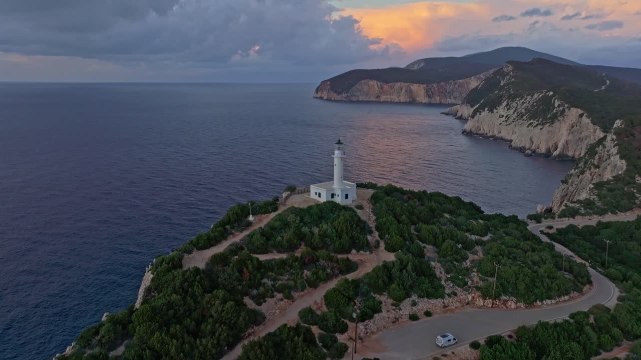 Majakka kohoaa korkeana Joonianmeren rantakallioiden yllä, Lefkada, Kreikka