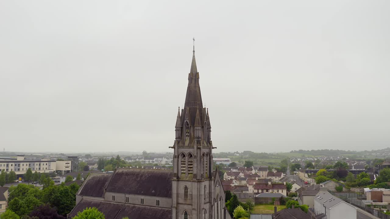 la iglesia de san miguel en ballinasloe galway rodeada de niebla o niebla en la ciudad