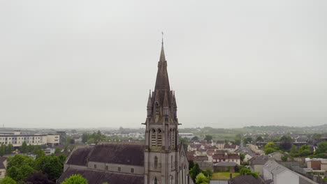 la iglesia de san miguel en ballinasloe galway rodeada de niebla o niebla en la ciudad