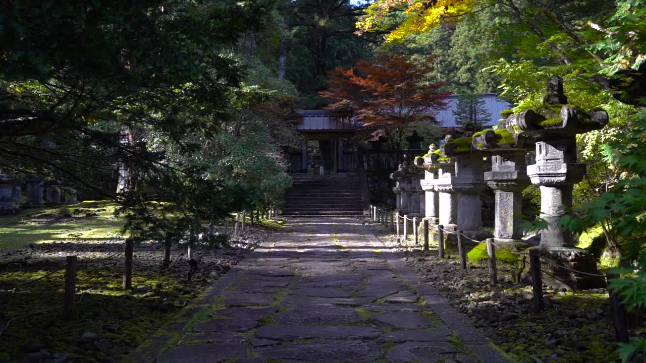 muñeca lenta dentro de los terrenos del templo japonés durante los colores del otoño