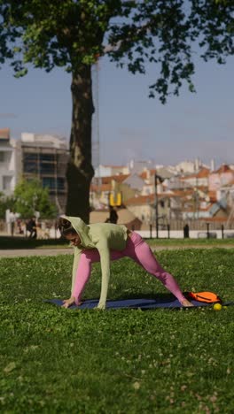 mujer practicando yoga en un parque