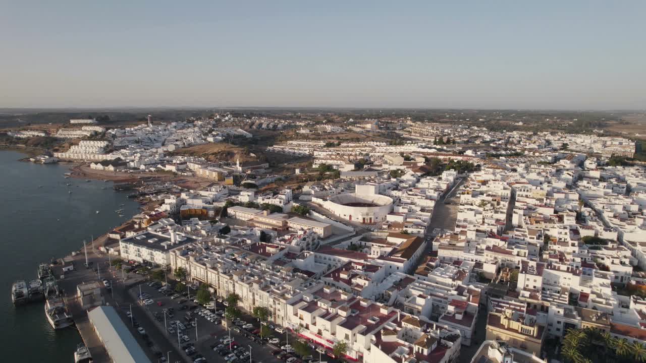 paisaje urbano blanco de la ciudad de ayamonte en españa, sobrevuelo aéreo