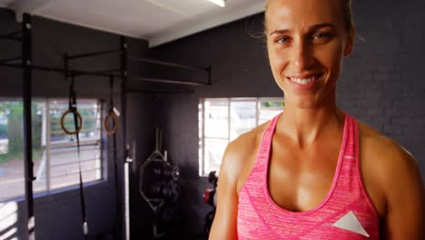 Hermosa-Mujer-En-Forma-Con-Guantes-De-Gimnasia