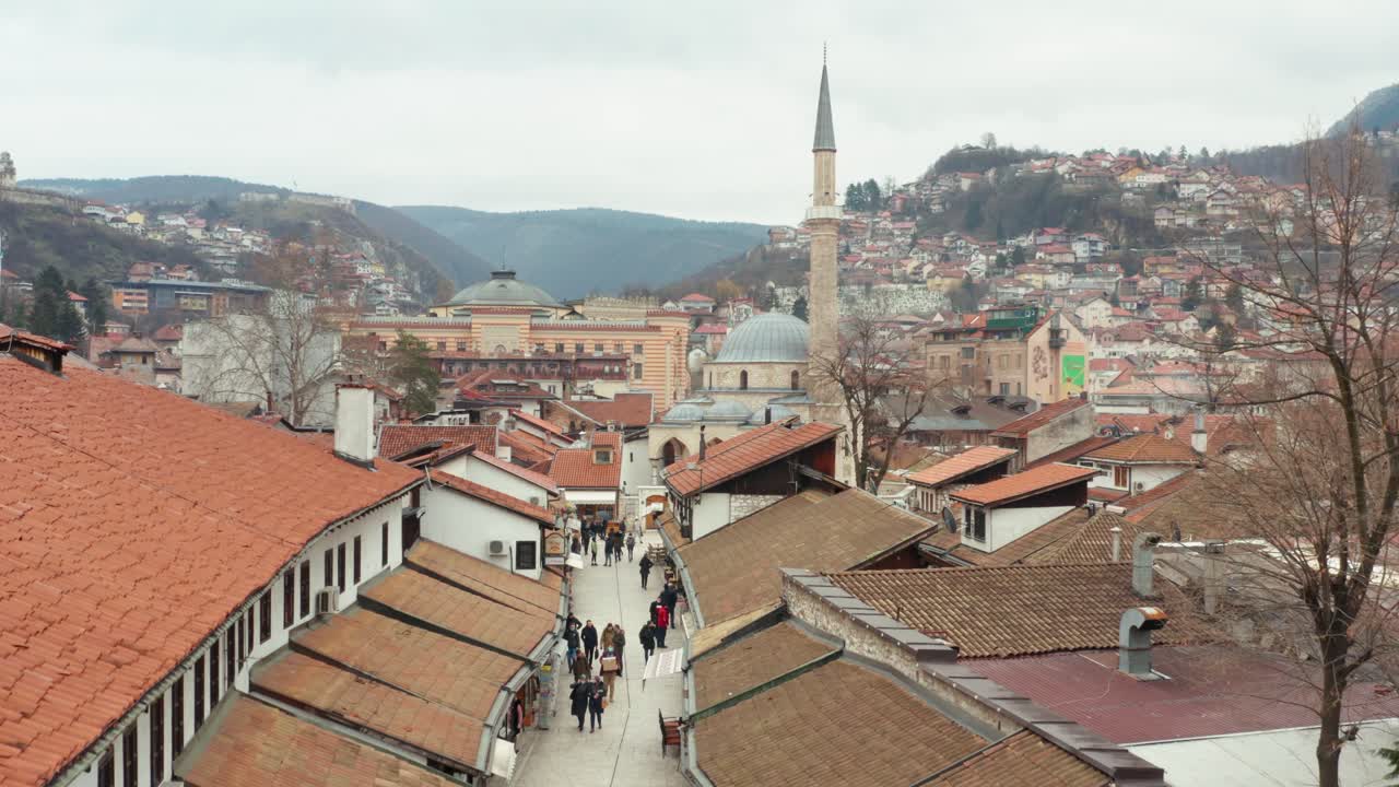 Kiến trúc bên ngoài các tòa nhà và Dãy núi Dinaric Alps tại Thành phố Sarajevo, Bosnia và Herzegovina