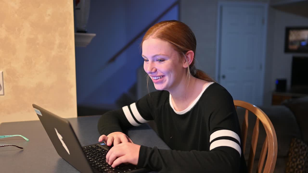 Madelyne findet beim Surfen im Intranet etwas sehr Lustiges, dann Interessantes.