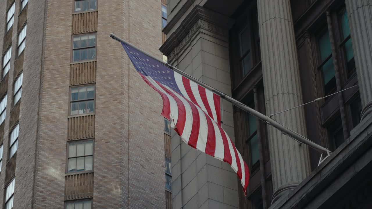 Bandiera americana che sventola sopra gli edifici della città