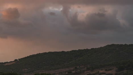 Schöne-Lila-Wolken,-Die-über-Die-Hügel-Rollen---Zeitraffer