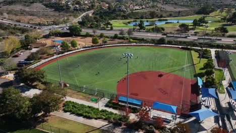 Tiro-De-Dron-Giratorio-De-Un-Campo-De-Béisbol-En-El-Parque-Alga-Norte,-Carlsbad,-California