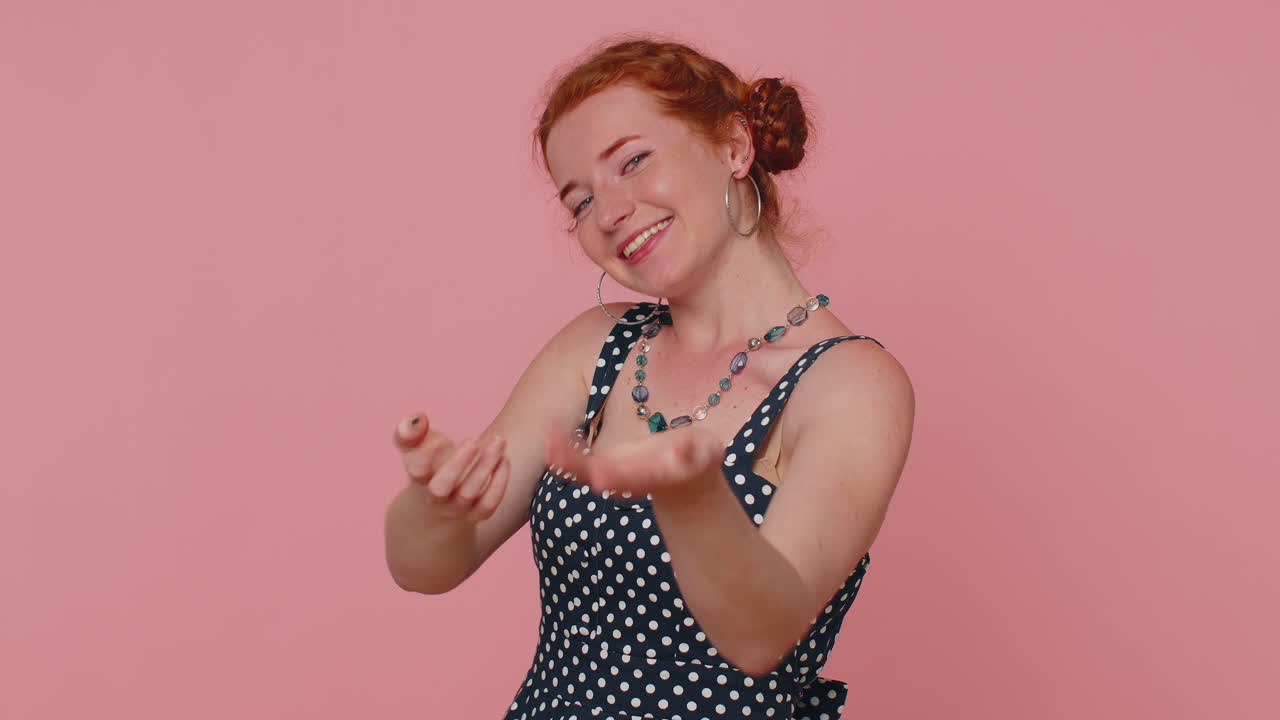 드레스를 입은 젊은 은 머리 여성은 손을 고 당신을 포옹합니다, 즐거운 표정, 사랑의 감정