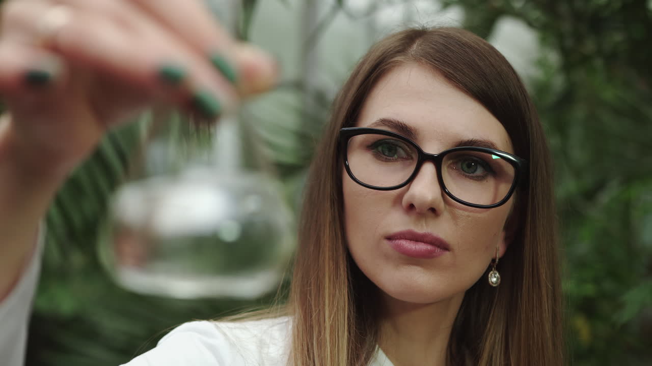 Cientista segurando ampola com a nova medicação para o desenvolvimento da vacinação em mãos. A jovem cientista.