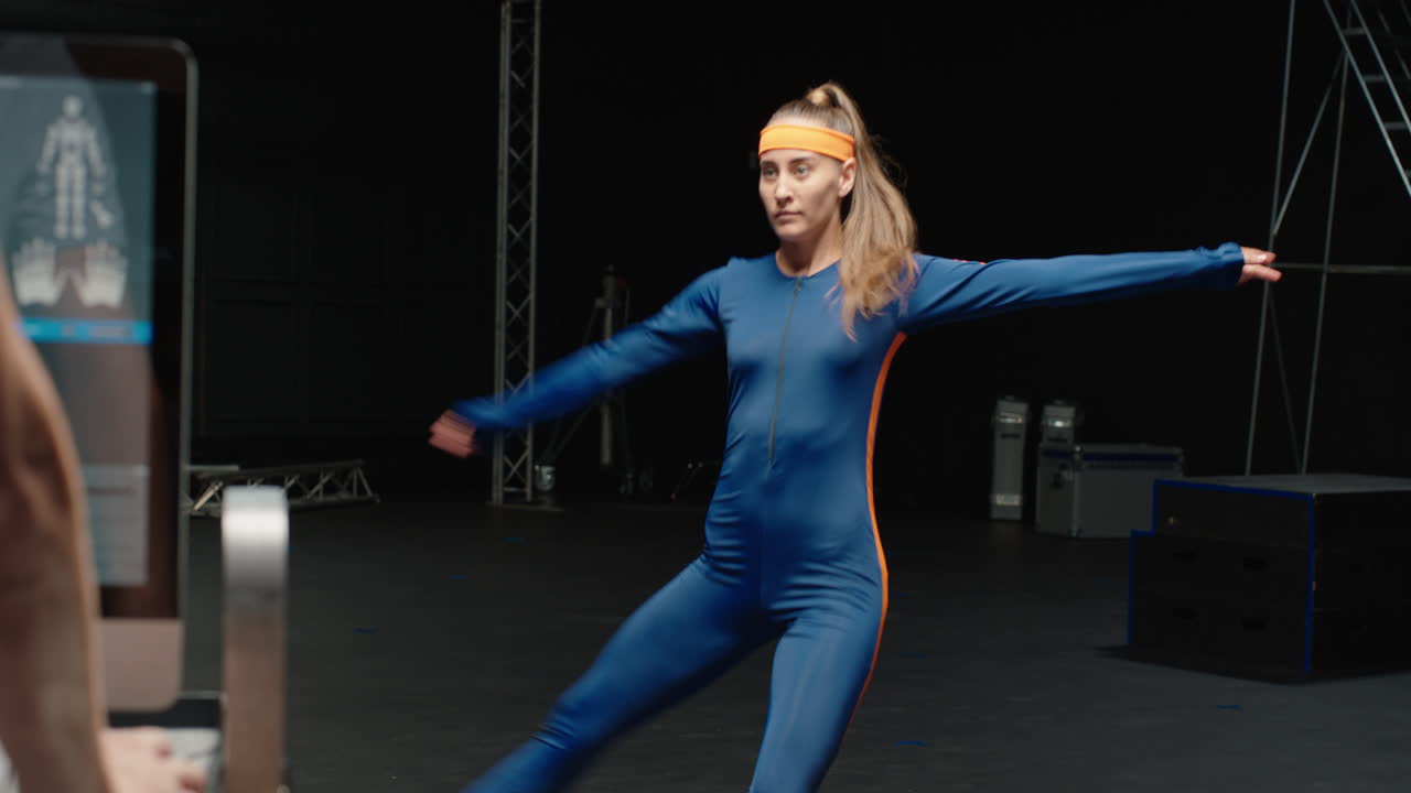 mujer con traje de captura de movimiento bailando en un estudio bailarina de ballet chica con traje de mo-cap para animación de personajes 3d para tecnología de realidad virtual