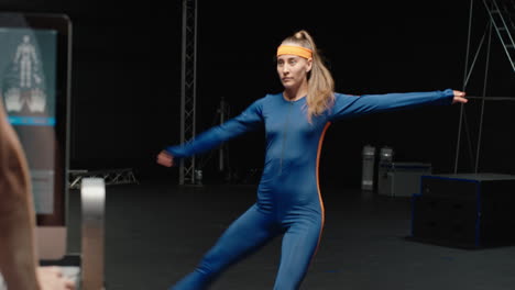 Frau-Im-Motion-Capture-Anzug-Tanzt-Im-Studio,-Balletttänzerin,-Mädchen-Im-Mo-Cap-Anzug-Für-3D-Charakteranimation-Für-Virtual-Reality-Technologie