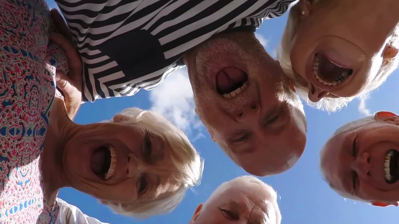 행복한 고위 친구들이 카메라를 내려다보고 있습니다.