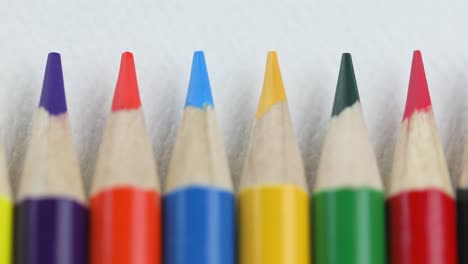 montón de lápices de colores variados con punta puntiaguda con enfoque superficial