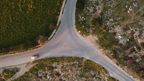 Imágenes-Aéreas-De-Drones-De-4k-De-Pequeños-Automóviles-De-Pasajeros-Que-Pasan-Por-Una-Encrucijada