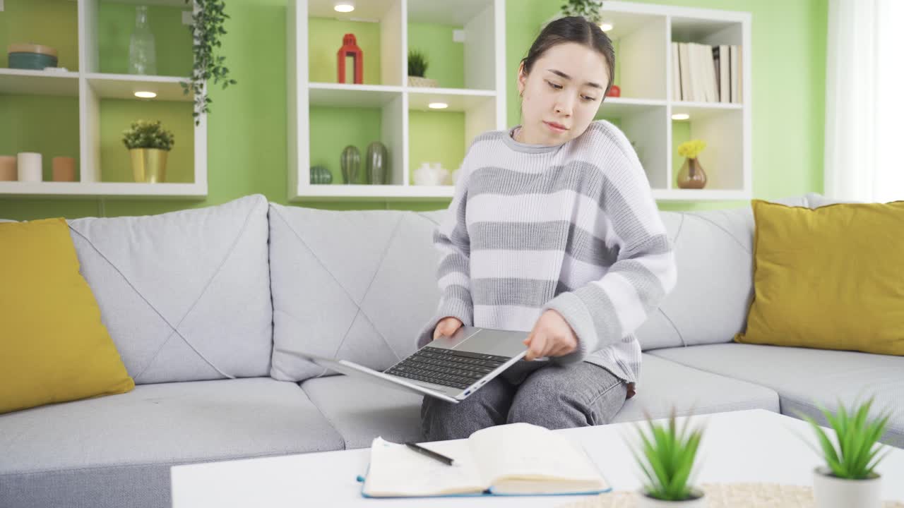 피곤하고 느슨한 젊은 여성은 신체적으로 약하다고 느 ⁇ 니다.