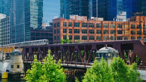 der hochzug von chicago bewegt sich in richtung