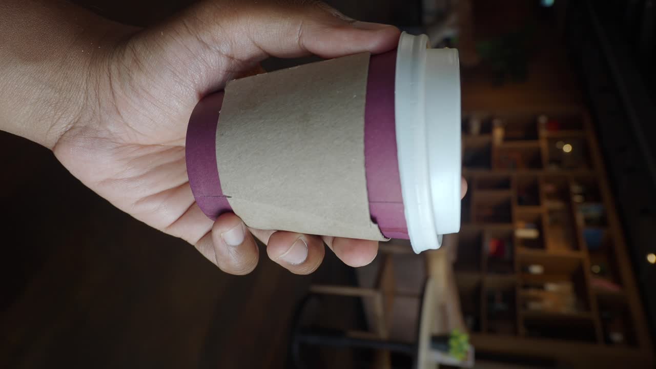 mano con una taza de café