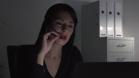 atractiva trabajadora de oficina cerca de la cara sospechosa mirando la pantalla